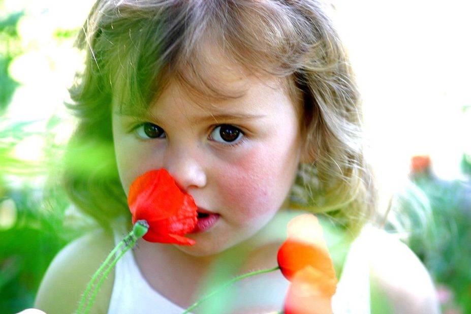 Dívka s květinou
