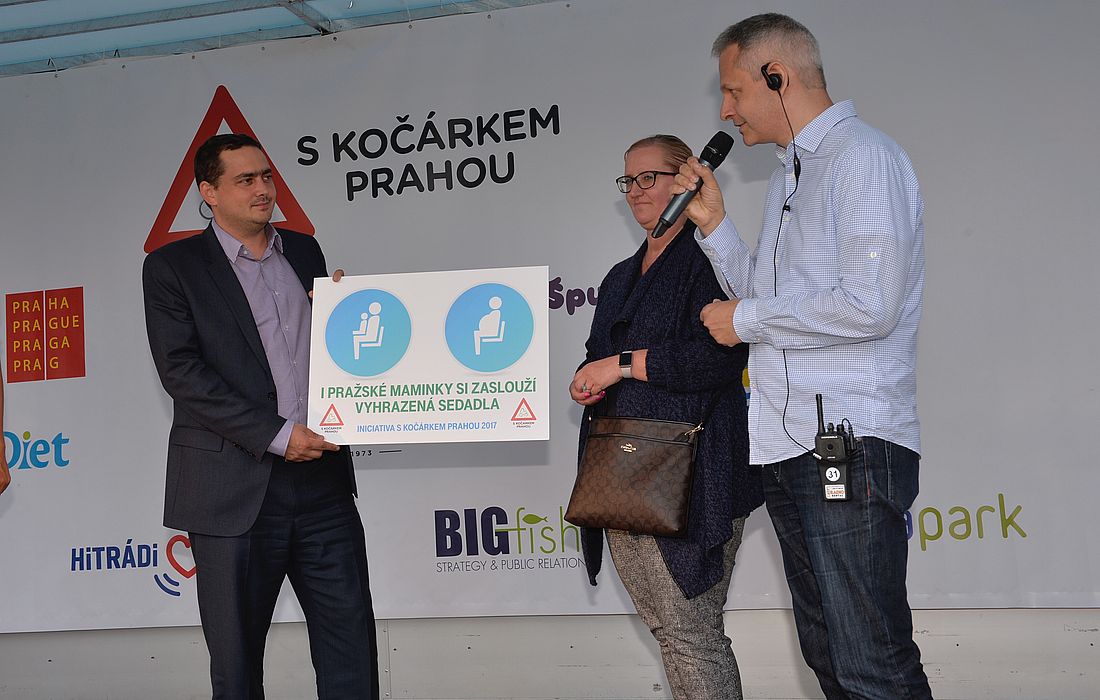 s-kocarkem-prahou_predani-piktogr_namestek-primatorky-hl.-m.-prahy-petr-dolinek2c-olga-kunesova2c-lukas-nadvornik.jpg