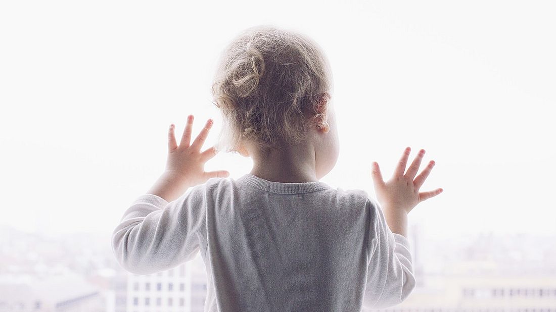 Dítě u okna