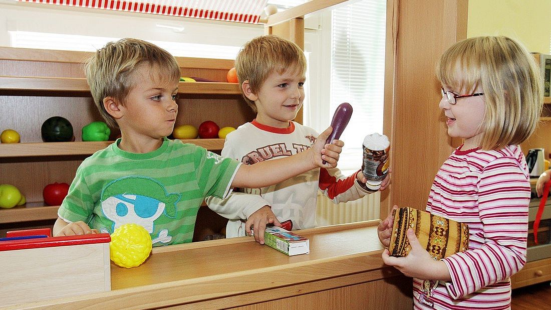 Děti si hrají ve školce