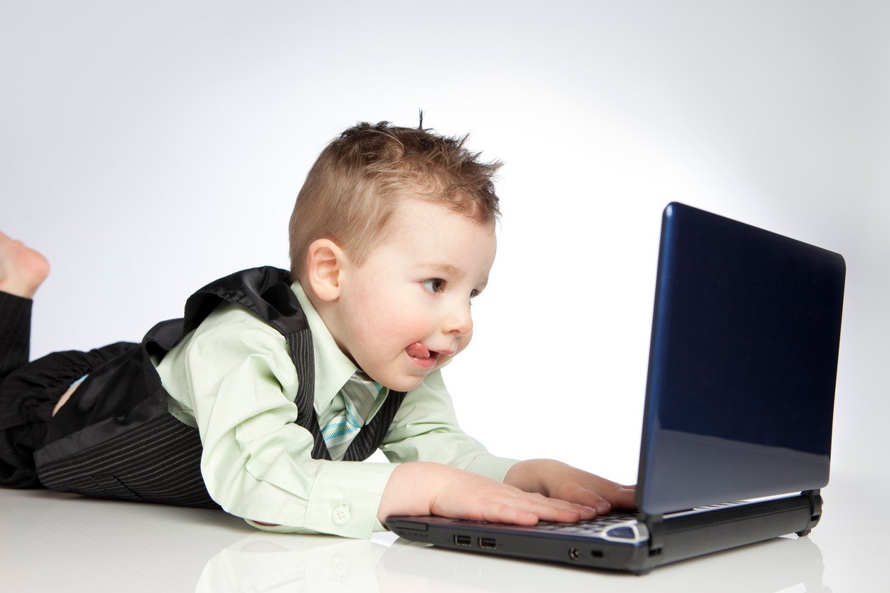 Chlapec s&nbsp;notebookem