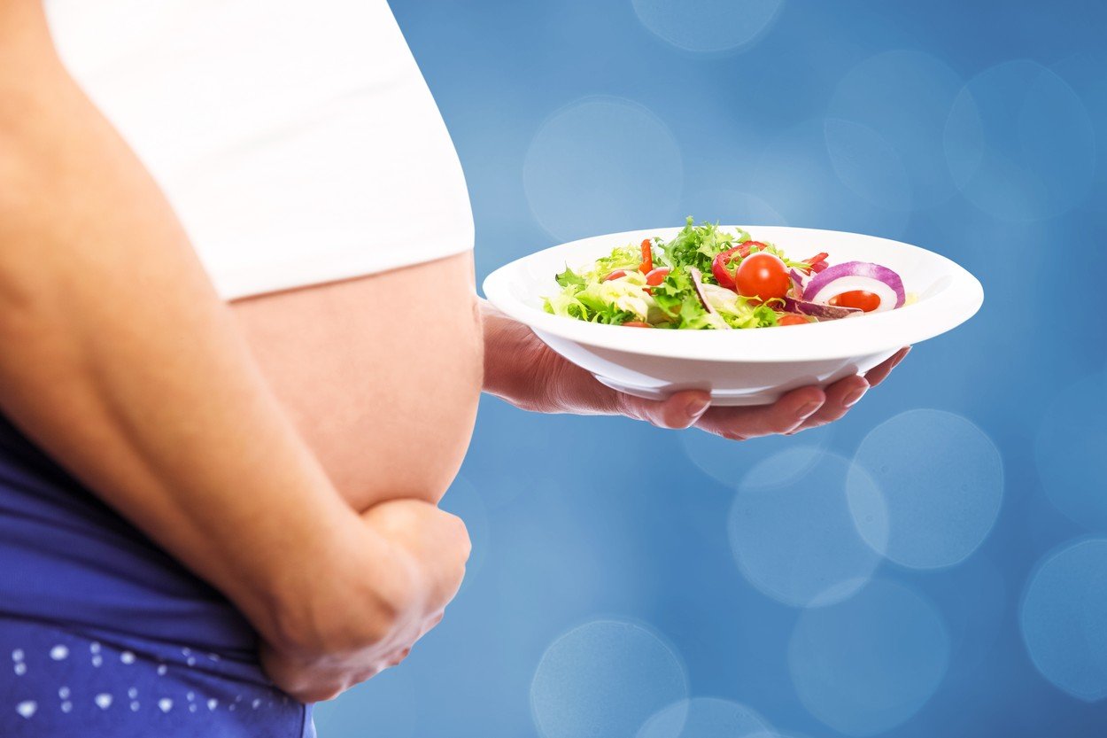 Těhotná se salátem