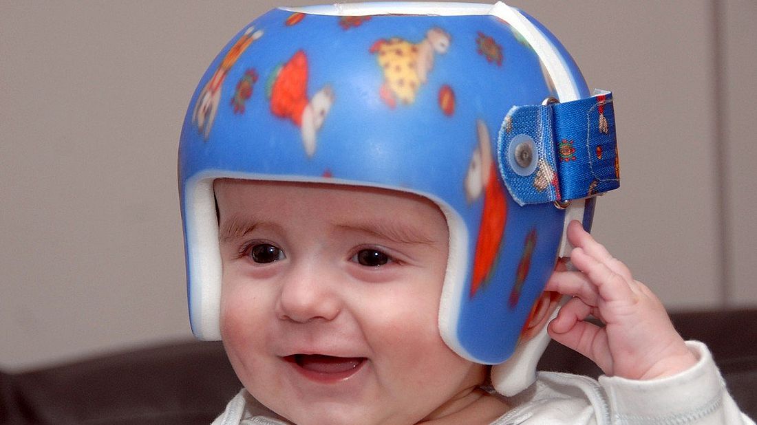 Dítě s helmou