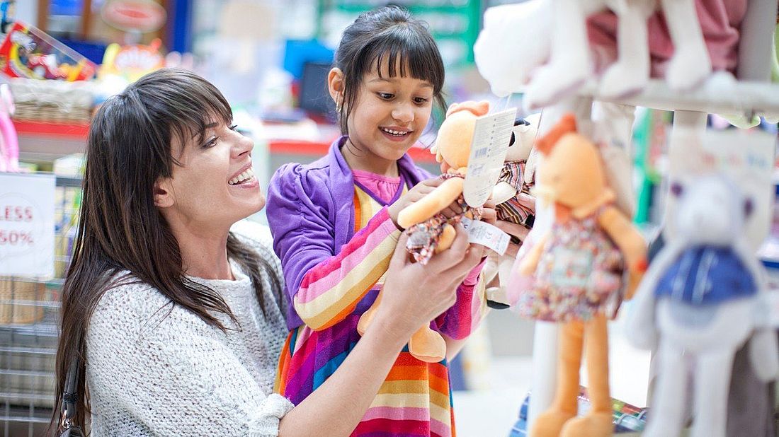 Maminka s dcerou na nákupech