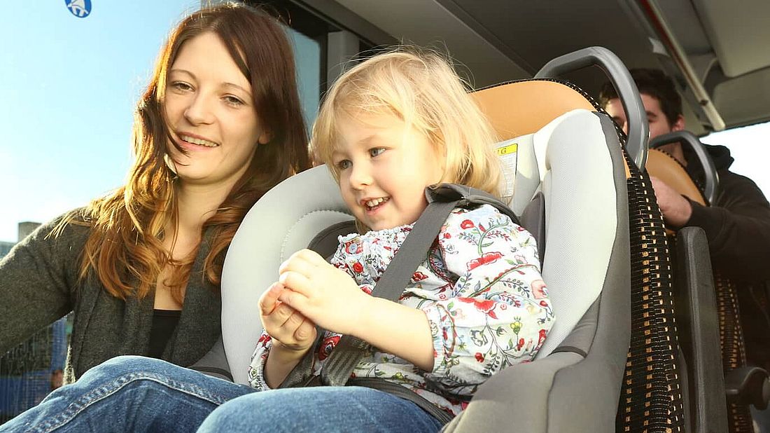 Autosedačky v autobuse