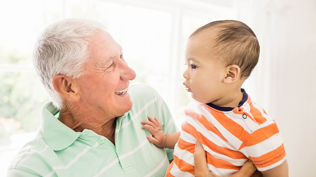Starší muž s dítětem