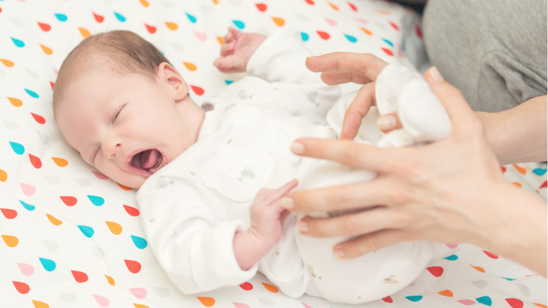 zivajici_dite_damske_ruce