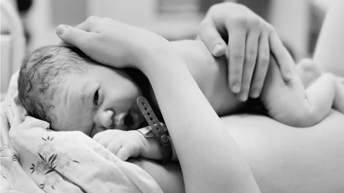 cernobile_cerstve_narozene_dite