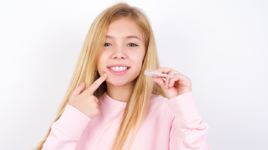 úsměv s rovnátky