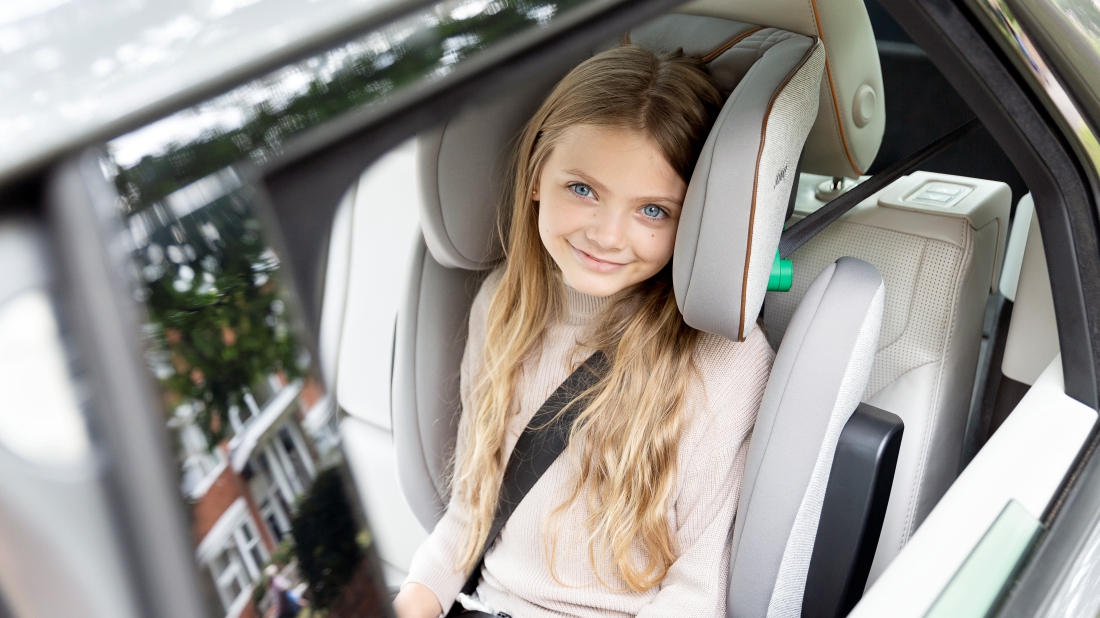 Vůbec první i-Size autosedačka, kterou značka Joie navrhla pro větší děti, je sedačka Joie i-Traver.
