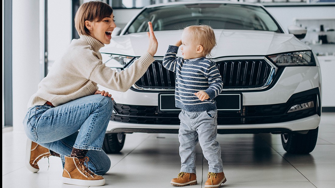 Sama s dětmi autem: 4 osvědčené tipy, jak zvládnout cestu v klidu