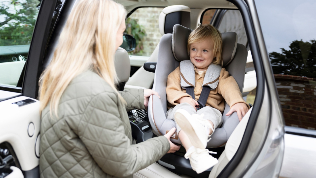Jedna báze, několik autosedaček. Seznamte se s novým systémem značky JOIE, který poroste s vaším dítětem