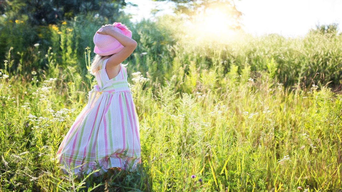 5 doplňků a kousků oblečení, které ochrání vaše dítě během slunných dnů