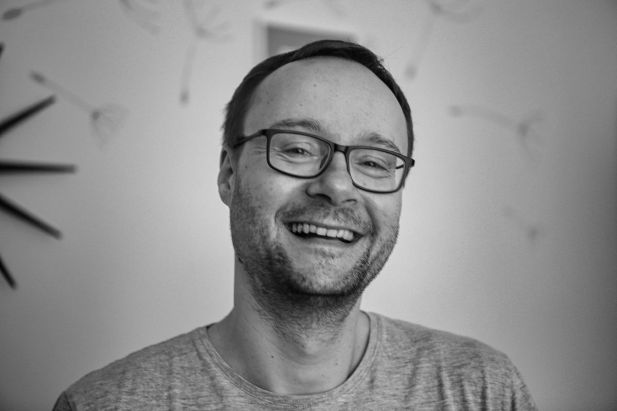 Klinický psycholog a textař přetavil své zkušenosti do románové prvotiny