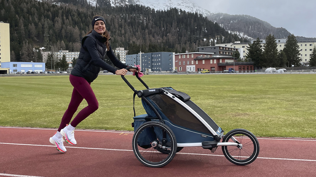 S miminkem zpět do kondice. Cvičení po porodu a co radí atletka Kristiina Mäki?