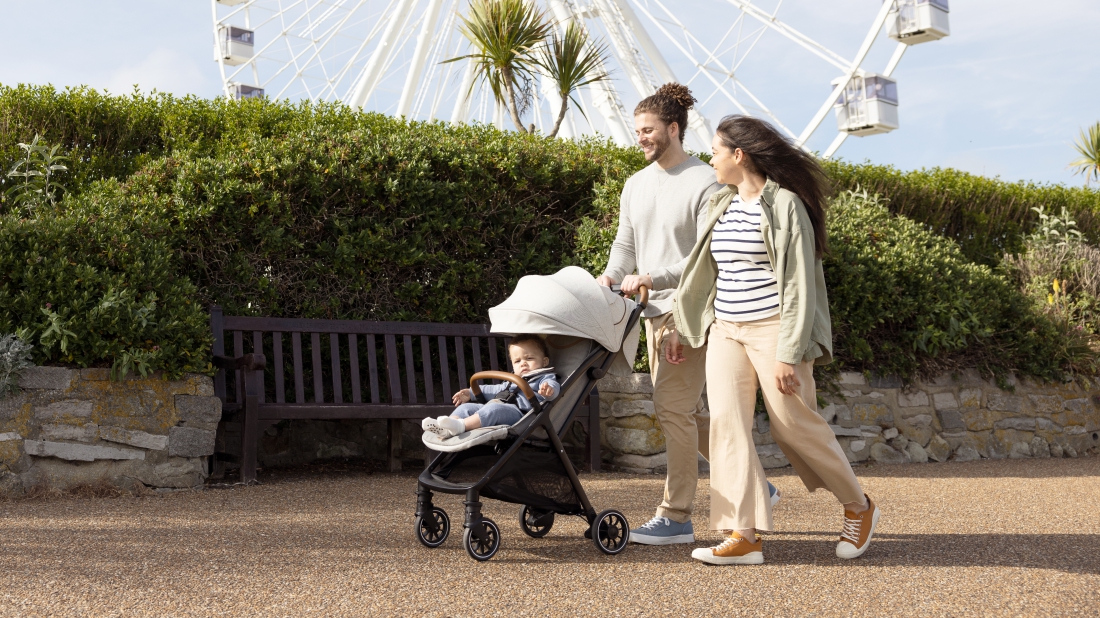 Objevujte svět s novinkou Joie Parcel – neuvěřitelně praktický kočárek pro rodiny na cestách