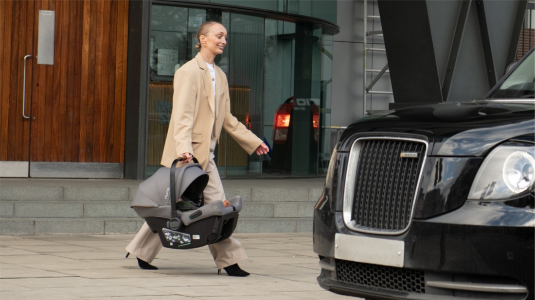 Revoluce v cestování s miminky. Nuna představuje první autosedačku se zabudovanými ISOFIX konektory