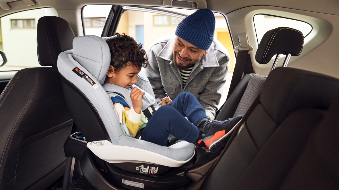 Upoutat dítě a soustředit se na řízení a cestu. První plně integrovaný digitální bezpečnostní systém zabudovaný v autosedačce BeSafe usnadňuje cestování s dětmi
