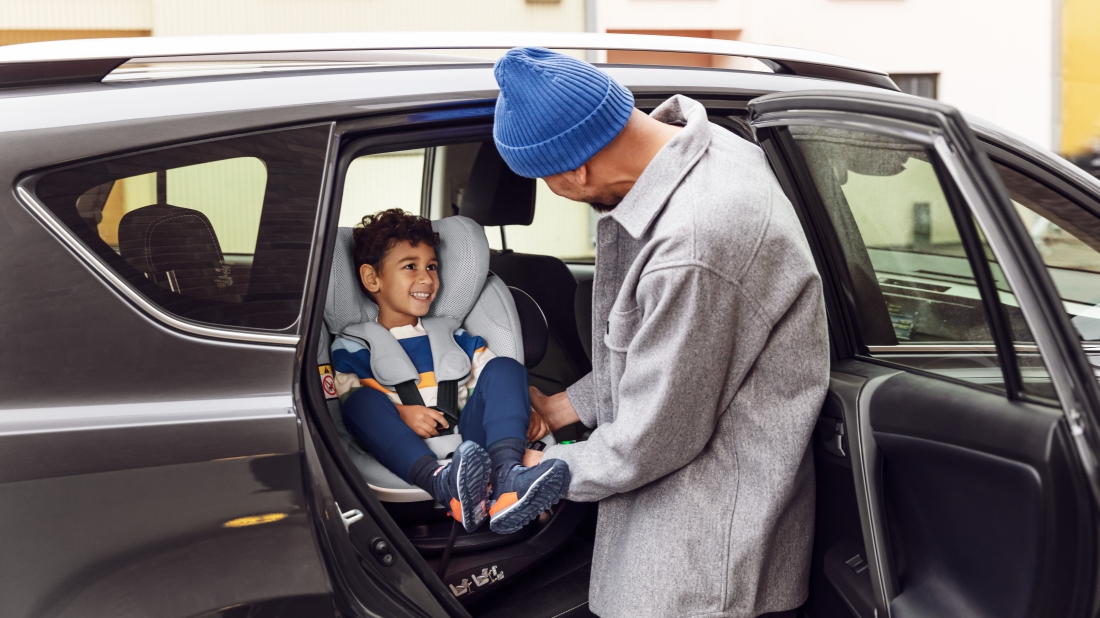 Upoutat dítě a soustředit se na řízení a cestu. První plně integrovaný digitální bezpečnostní systém zabudovaný v autosedačce BeSafe usnadňuje cestování s dětmi