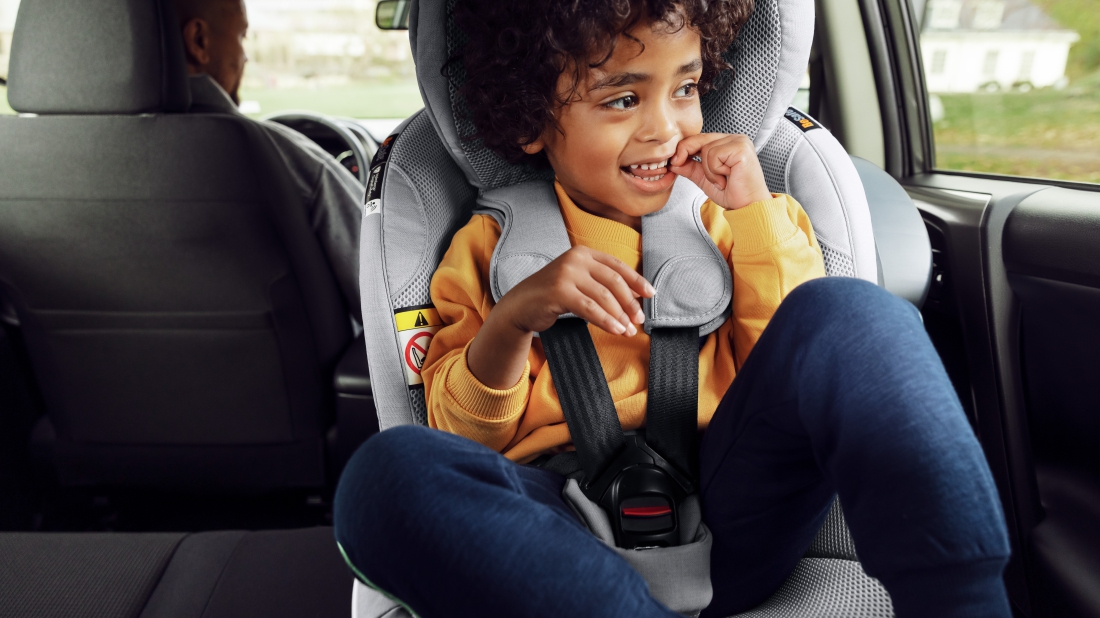 Upoutat dítě a soustředit se na řízení a cestu. První plně integrovaný digitální bezpečnostní systém zabudovaný v autosedačce BeSafe usnadňuje cestování s dětmi