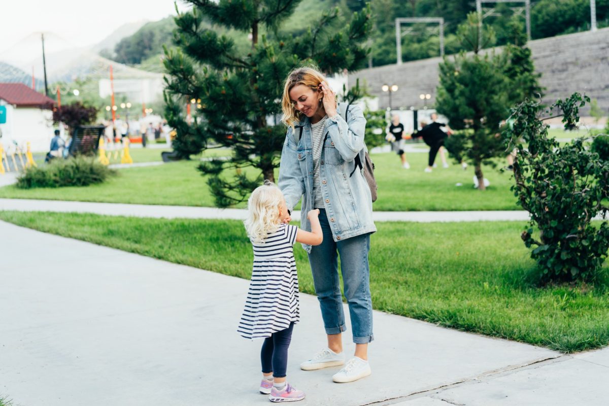 Co jsou to mom jeans a proč jsou tak oblíbené?