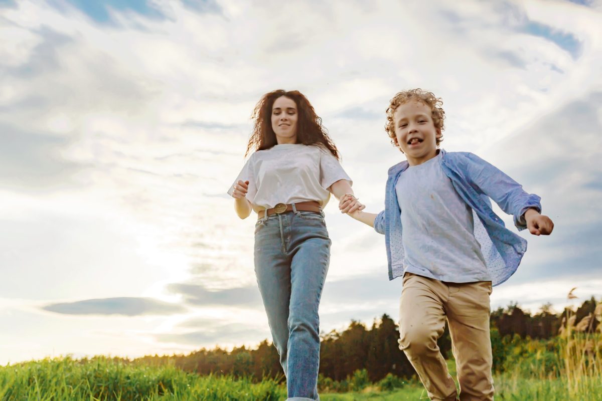 Co jsou to mom jeans a proč jsou tak oblíbené?