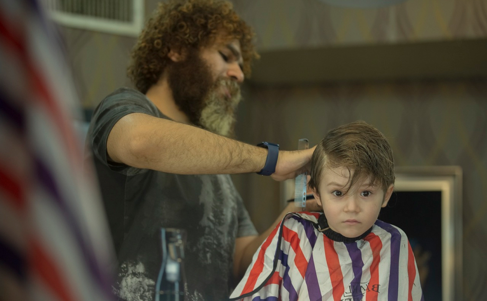 Klíč k úspěšné návštěvě kadeřnictví s dětmi: Jak připravit malé klienty
