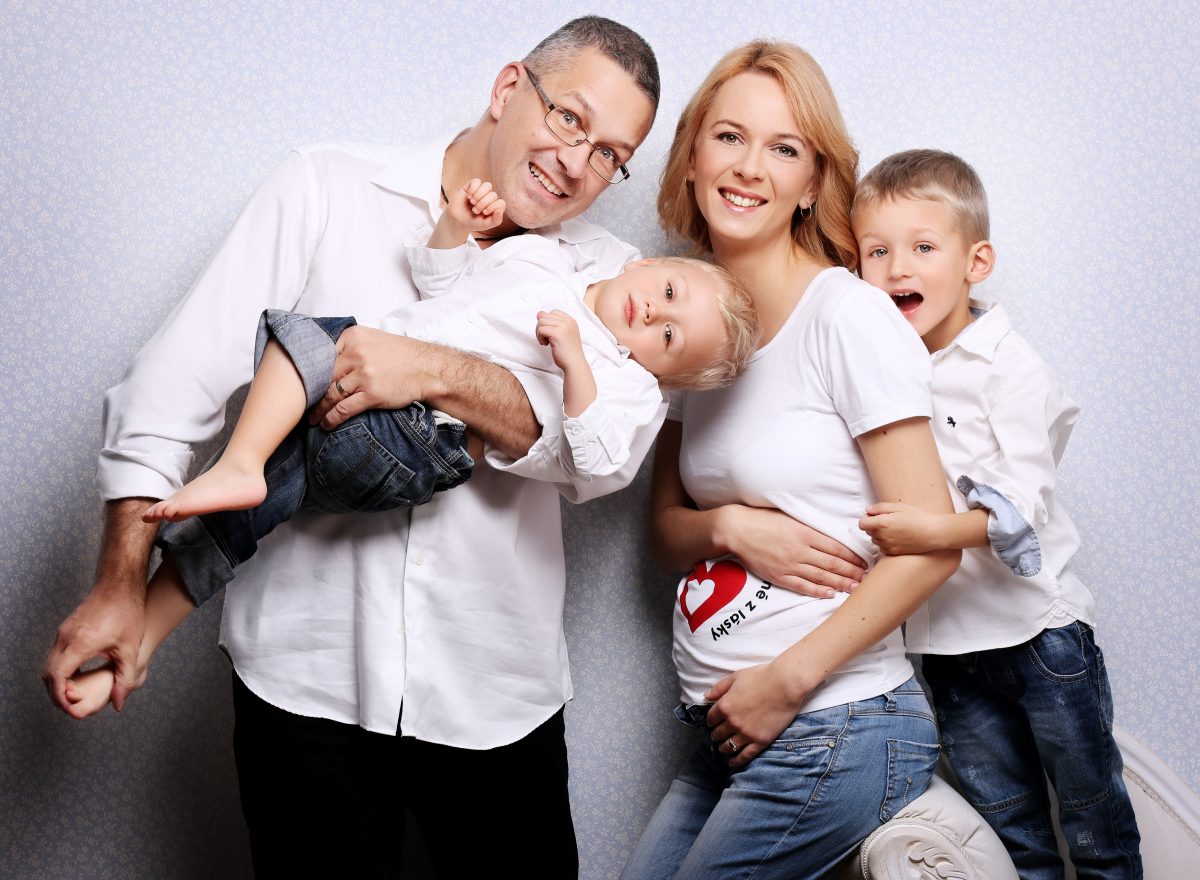 Fotografie (Kutálí se ze dvora, velikánska brambora)