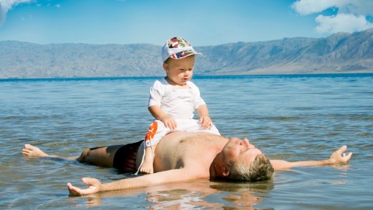 dite-otec-rodic-koupani.voda-hory-priroda-istock_000010578252small-728x409.jpg