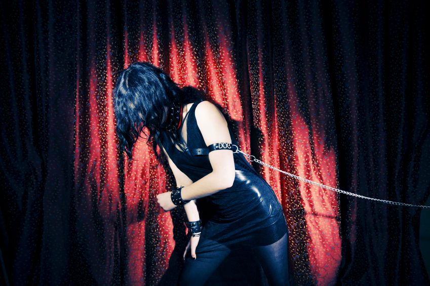 sado-maso-bobdage-gothoc-retez-sex-zena-cerna-divadlo-istock_000003014406small.jpg