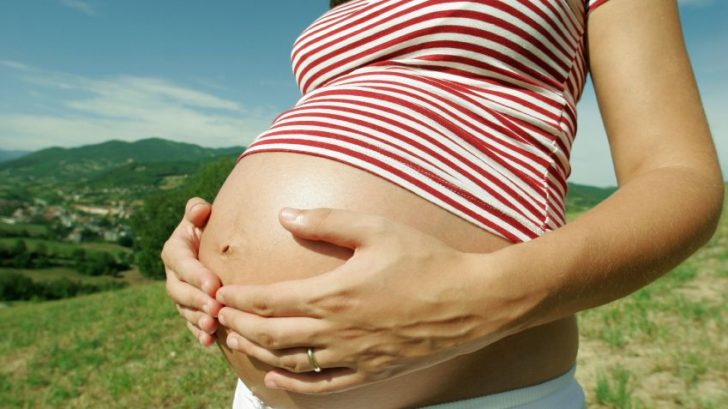 tehotna-bricho-istock_000008879390small-728x409.jpg